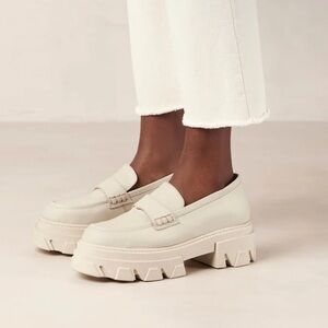 Aloha Cream trailblazer loafers Size EU 42